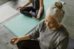 Yogakure in Kaufering: Yogaposition ältere frau